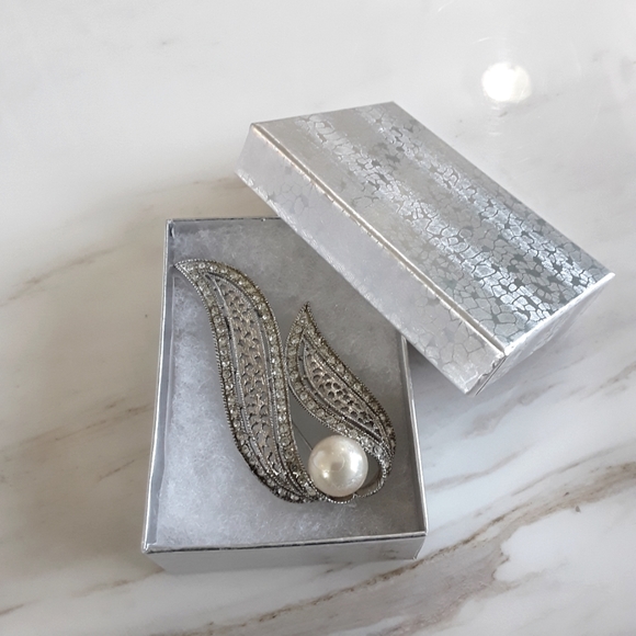 VTG JEWELS BY PARK LANE SILVER RHINESTONE FAUX PEARL LEAF BROOCH - Picture 1 of 3